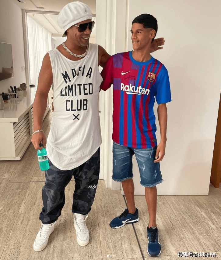 42岁小罗变年轻了，戴名表+金项链！网红见到足球上帝，直接跪下